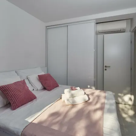 Brand New S & U Apartment *